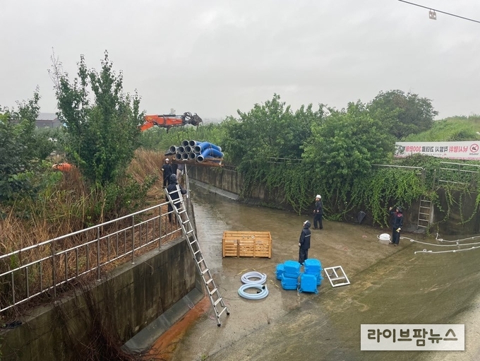 전북 전주 백석저수지에서 수위 조절을 위해 사이펀을 설치하고 있다.