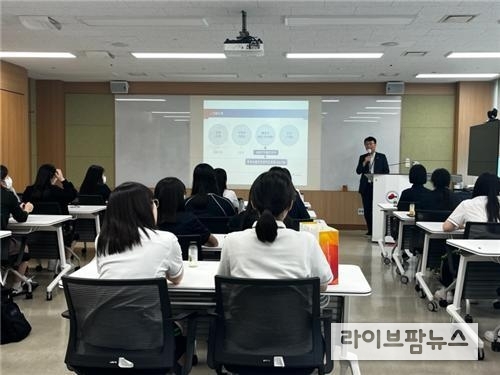 HACCP인증원(라정한 전략기획본부장)이 학생들을 대상으로 ‘진로체험 프로그램’을 진행하고 있다.