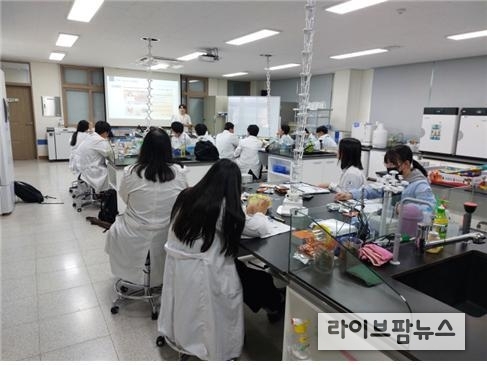 HACCP인증원이 김제농생명마이스터고등학교 학생들을 대상으로 ‘식품안전관리 전문인력 양성 교육’을 진행하고 있다.