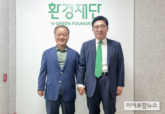 한국농수산식품유통공사 김춘진 사장(우측), 최열 환경재단 이사장(좌측)