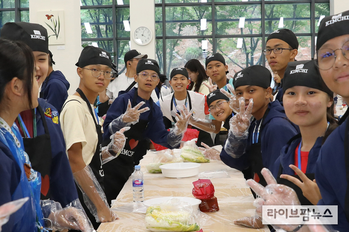 농림축산식품부는 10일 한국농수산대학교에서 말레이시아 스카우트잼버리 대원 360여명을 대상으로 김치 담금 체험·홍보 행사를 개최했다.