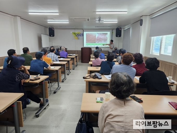 한우대학 회원농가 대상 ‘등급판정 결과와 고급육 생산의 이해’ 강의 모습.