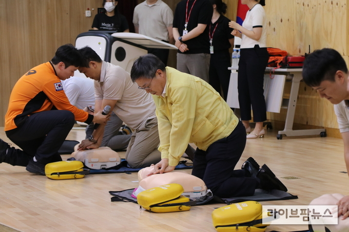 축산물품질평가원 임직원이 아름119안전센터 전문가의 지도하에 심폐소생술 등 인명구조 훈련을 받고 있다.