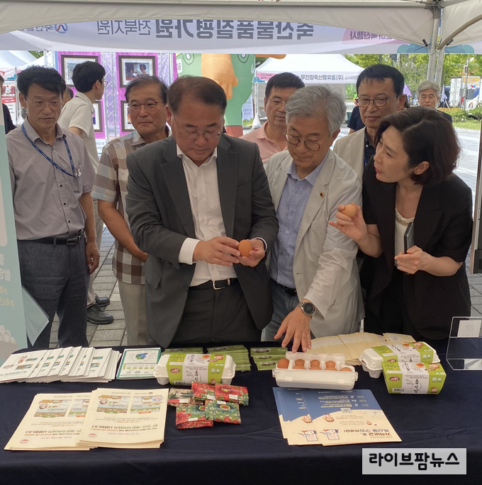 축평원 전북지원 박민희 지원장이 김종훈 전라북도 경제부지사를 비롯한 전라북도 관계자들에게 축평원 중점사업에 대해 설명하고 있다.