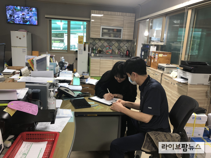 지난 8월 17일 부여군 한 농가가 축산물품질평가원 대전충남지원에서 실시한 모돈 개체별 이력관리 시범사업에 관한 설명을 듣고 있다.