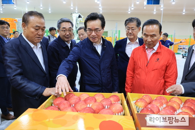 정황근 농림축산식품부장관은 12일 오후, 충청북도 보은군 소재 과수 거점 산지유통센터를 방문하여 추석 성수품 수급 상황을 점검하고 현장 관계자를 격려했다.
