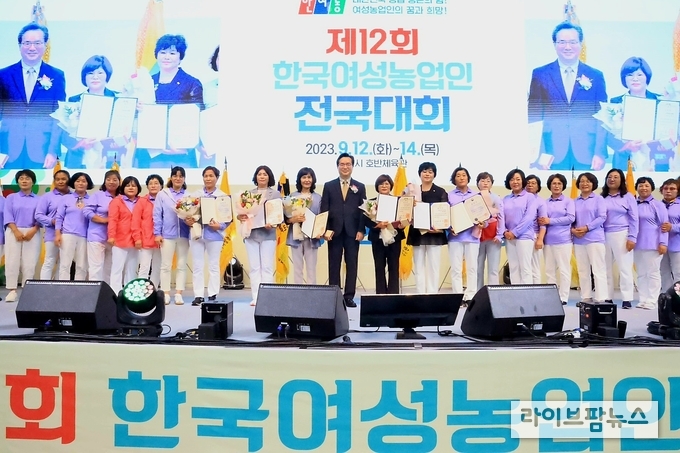 정황근 농림축산식품부 장관은 13일 강원도 춘천시 호반체육관에서 개최된 제12회 한국여성농업인중앙연합회 전국대회 개회식에 참석, 관계자들을 격려했다.