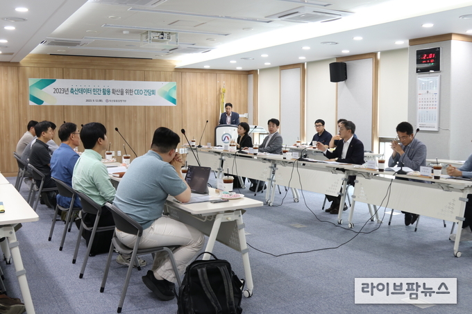 박병홍 원장과 축산데이터 활용 민간기업이 축산데이터 활용과 발전을 위한 의견을 공유하고 있다.