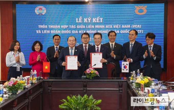 지난 4월 농협중앙회(회장 이성희, 우측 네 번째)는 베트남 최대 협동조합 VCA(회장 응우옌 응옥 바오, 좌측 네 번째)와 MOU체결을 통해 한국 농식품의 베트남 수출 확대와 상호 협력 강화를 약속했다.