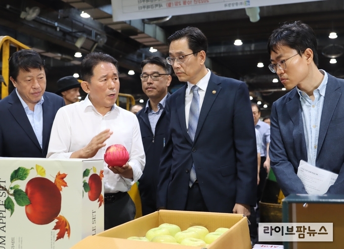 한 훈 농림축산식품부 차관은 18일 새벽, 서울시 가락동 농수산물도매시장을 방문하여 추석 성수품 수급 상황을 점검하고 현장 관계자를 격려했다.