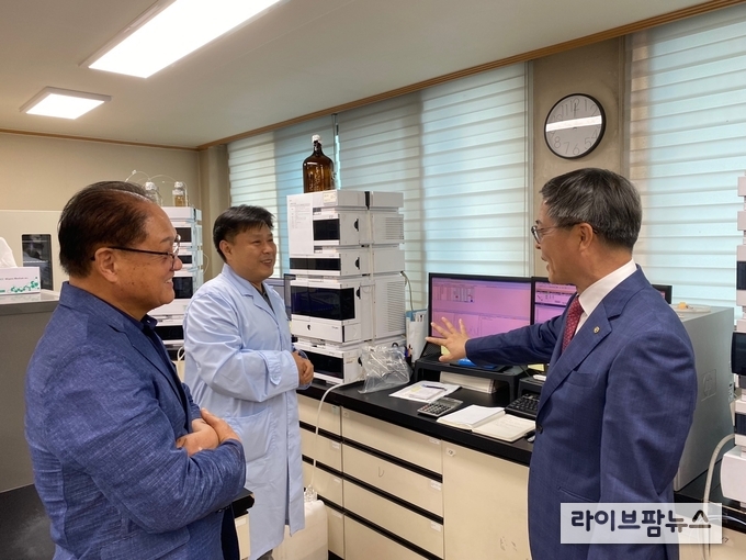 박병홍 축산물품질평가원장(오른쪽)이 한국양봉협회의 연구소를 방문해 검사장비를 살펴보고 있다.