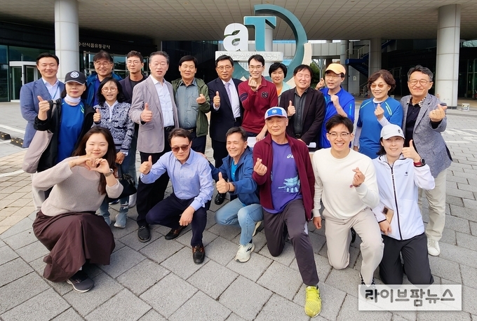 <strong>‘청마미래포럼 초청 간담회’ 현장 사진</strong><br>
한국농수산식품유통공사 김춘진 사장(둘째줄 우측7번째), 강태진 전 서울공대학장이자 공사 CEO자문위원(둘째줄 우측8번째), 손웅기 대통령직속 지방시대위원회 지방전략국장(둘째줄 우측4번째)