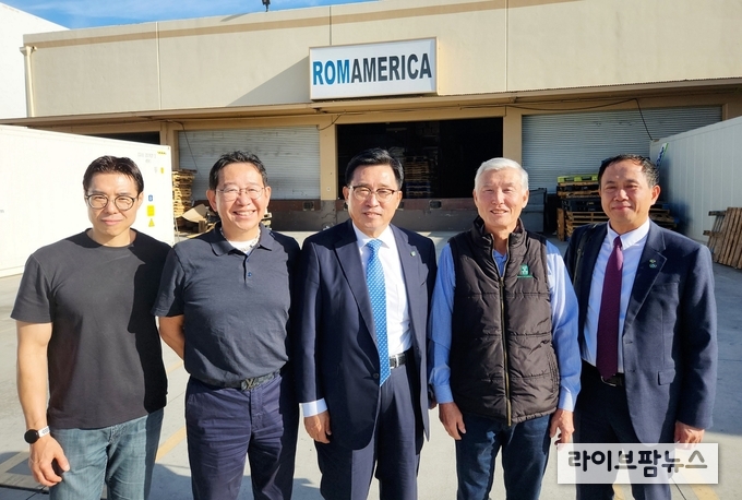 <strong>롬아메리카 방문 현장 사진</strong><br>
한국농수산식품유통공사 김춘진 사장(좌측3번째), 데이비드 김 롬아메리카 대표(우측2번째) 