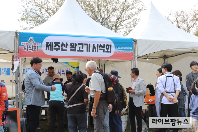 관람객을 대상으로 “제주산 말고기 시식회”를 통해 시식 및 말고기 등급제 홍보를 하고 있다.