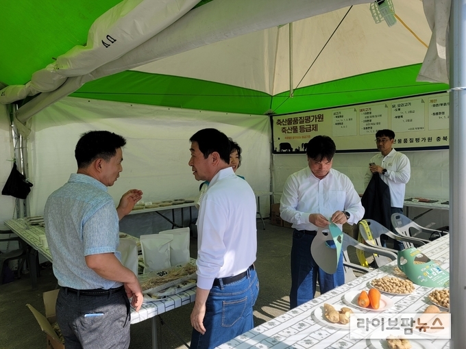축산물품질평가원 충북지원은 지난 12일부터 15일까지 4일간 개최된 ‘2023 증평 인삼골축제’에 홍보부스를 마련하고 기관 및 주요사업(등급제, 이력제)홍보를 실시했다.