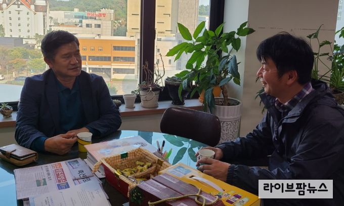 지난 12일 한돈협회 청주시지부에서 모돈 개체별 이력관리 시범사업에 관한 의견을 나누고 있는 관계자들.
