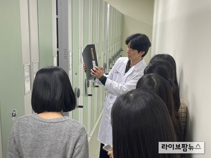 국민소통단이 축산물이력제도 및 DNA동일성검사를 위해 운영되는 시료 보관실에서 관련 설명을 듣고 있다.