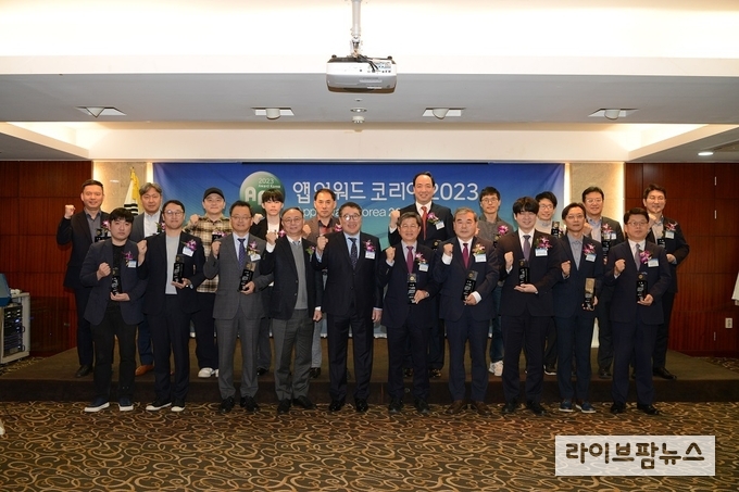 15일, 코리아나 호텔에서 열린 ‘앱 어워드 코리아’에서 농업ON이 공공서비스분야 올해의 앱 대상을 수상했다.(앞줄 오른쪽 네 번째 농정원 이종순 원장)(제공=농정원)