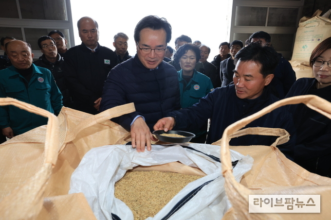 정황근 농림축산식품부 장관은 16일 오후, 경북 상주시 소재 공공비축미 매입 현장과 상주시 통합 미곡종합처리장(RPC)을 방문해 벼 매입 현황과 수확기 쌀 수급상황을 점검했다.