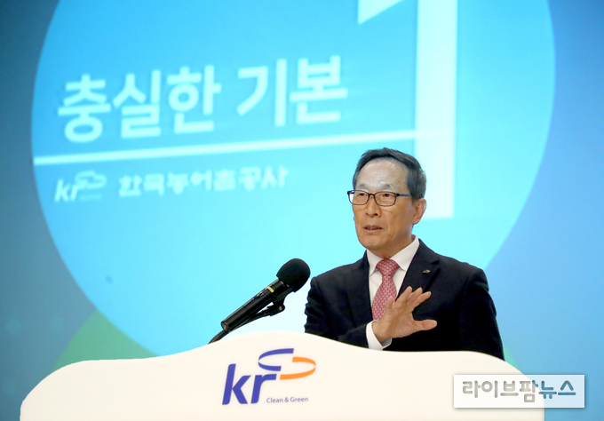 한국농어촌공사 이병호 사장이 국정과제의 성공적 수행 등 공사가 추구하여야 할 가치와 관리자들의 역할에 대해 설명하고 있다. 