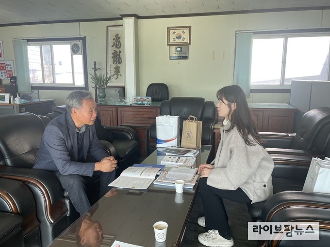 지난 24일 한돈협회 성주군지부에서 축산물품질평가원 대구경북지원에서 실시한 모돈이력제 시범사업에 대한 설명을 듣고 있다.