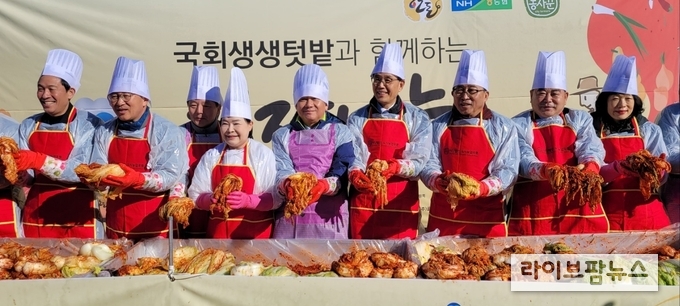 한훈 농림축산식품부 차관은 1일 오전, 국회 헌정기념관 인근 생생텃밭에서 개최된 김장 나눔 행사에 참석했다.
