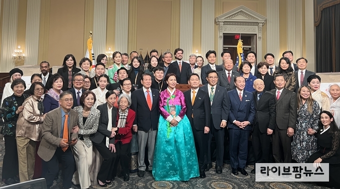 <strong>미국 연방의회 김치의 날 기념행사 현장</strong><br>
(1열 오른쪽 6번째부터 왼쪽으로) 한국농수산식품유통공사 김춘진 사장, 워싱턴D.C. 조기중 총영사, 미주한인이민사회박물관 김민선 관장