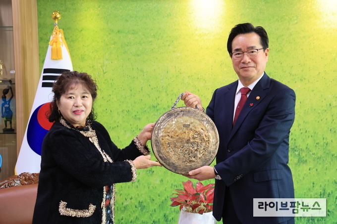 한국여성농업인중앙연합회는 18일 농림축산식품부를 방문하여 정황근 농식품부 장관에게 감사패를 전달했다.