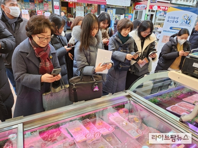 한국소비자교육원 사무총장이(윤혜련, 왼쪽 첫번째) ‘여기고기’ 서비스를 사용하고 있다.