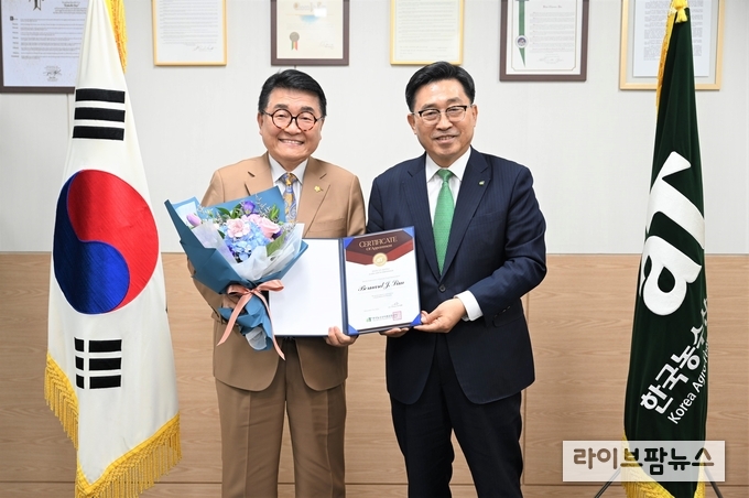 <strong>글로벌 김치 홍보대사 위촉식</strong><br>
한국농수산식품유통공사 김춘진 사장(오른쪽), 세계한식총연합회 임종택 총회장(왼쪽)