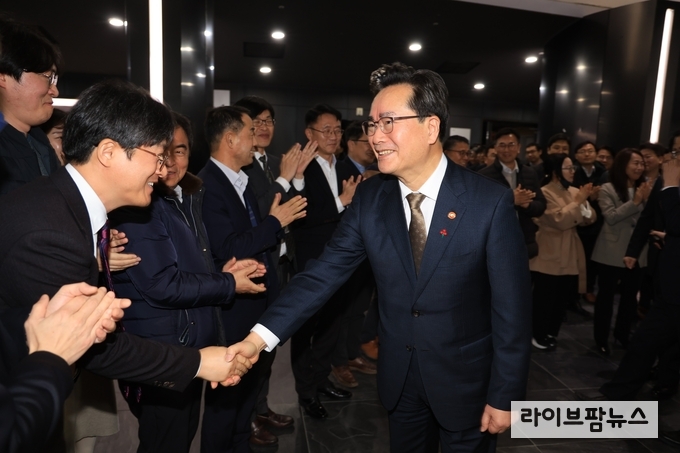 농림축산식품부는 28일 15시 정부세종청사 대강당에서 전직원이 참석한 가운에 제66대 정황근 장관의 이임식을 가졌다. 