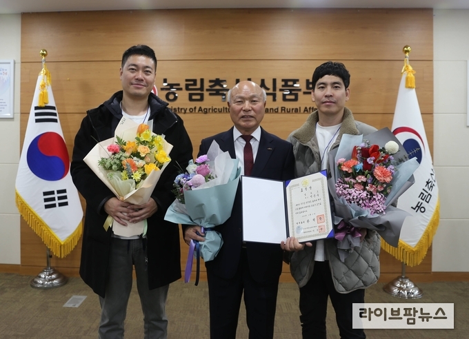 도드람양돈협동조합 박광욱 조합장(가운데)이 농림축산식품부에서 진행된 ‘2023 미래축산선진화유공’ 시상식에서 ‘국무총리상’을 수상하고 가족들과 함께 기념촬영을 하고 있다.