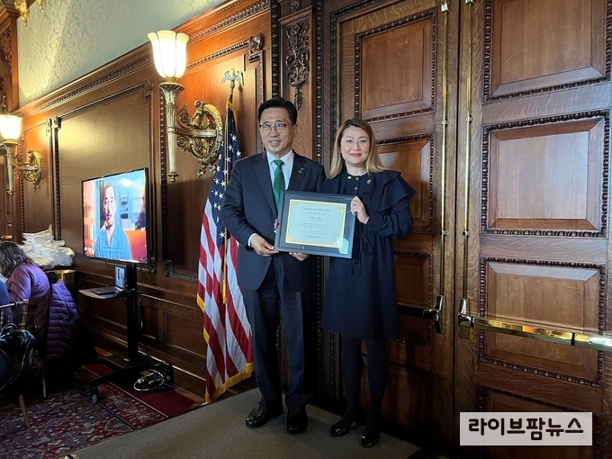 <strong>‘22.12월 엘렌박 의원에 감사패 전달하는 김춘진 사장</strong><br>
김춘진 한국농수산식품유통공사 사장(왼쪽), 엘렌 박 뉴저지주 하원의원(오른쪽)