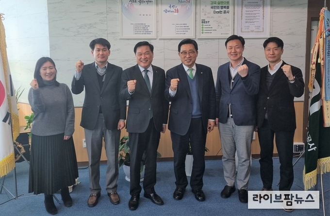간담회 사진<br>
한국농수산식품유통공사 김춘진 사장(우측3번째), 전남 곡성 석곡농협 한승준 조합장(좌측3번째)