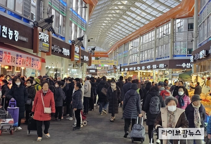 명절 성수기를 맞은 전통시장 모습