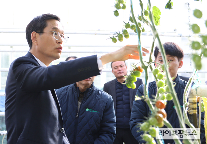 한 훈 농림축산식품부차관은 25일, 충남 부여군 소재 지능형농장(스마트팜)을 운영하는 ‘우듬지팜’을 방문해 관계자를 격려하고 현장의 목소리를 경청했다.
