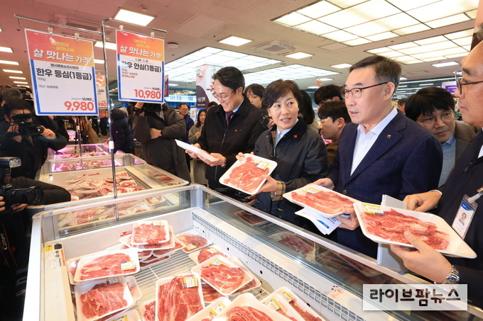 송미령 농림축산식품부 장관과 강도형 해양수산부 장관은 31일 오후, 서울시 서초구 양재동 농협 하나로마트를 방문하여 16대 설 성수품 수급 상황을 합동 점검했다.