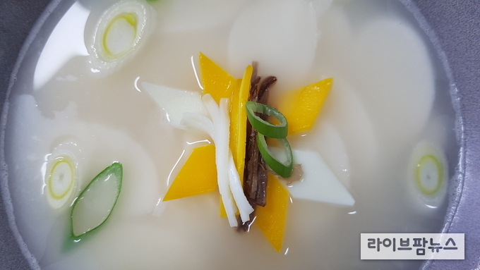 농촌진흥청은 설날을 앞두고 한우고기, 닭고기, 사골 등 원료에 따른 육수의 특징과 원료를 고르는 요령을 소개했다. <strong>한우고기 · 닭고기 육수는 감칠맛이 좋고 사골 육수는 구수한 맛이 특징이다.</strong>