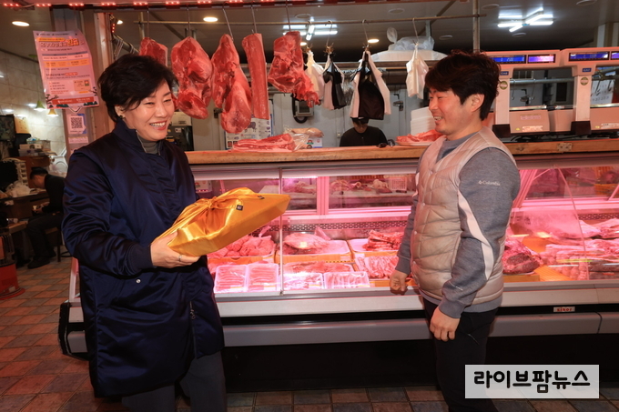 송미령 농림축산식품부 장관은 설 명절을 맞이하여 5일 오후, 충남 논산시 화지중앙시장과 성모의 마을을 방문하여 전통시장의 설 성수품 수급 상황을 점검했다.