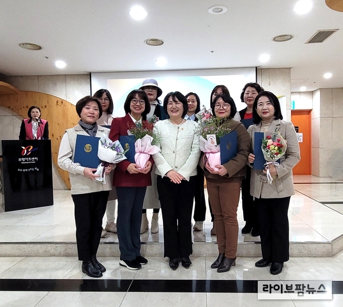 임미숙 글로벌국장이 평화위원장, 수료생들과 함께 촬영을 하고 있다.