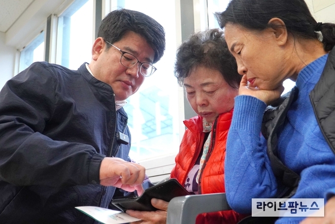 권재한 농림축산식품부 농업혁신정책실장은 충남 부여군 규암면 합송1리 마을회관을 방문하여 기본형공익직불금 비대면 1:1 신청을 안내하고, 이장단 및 마을주민과 기본공익직불제도와 관련하여 의견을 함께 나누었다.