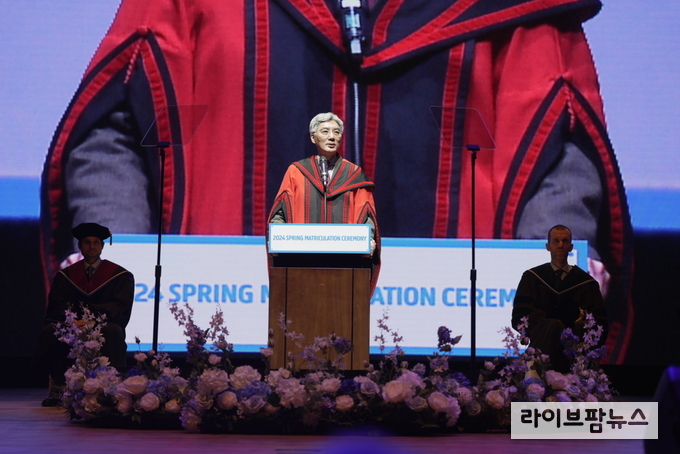 한태준 겐트대학교 총장이 겐트대 글로벌캠퍼스 2024학년도 봄학기 10주년 신입생 입학식에서 인사말을 하고 있다. 