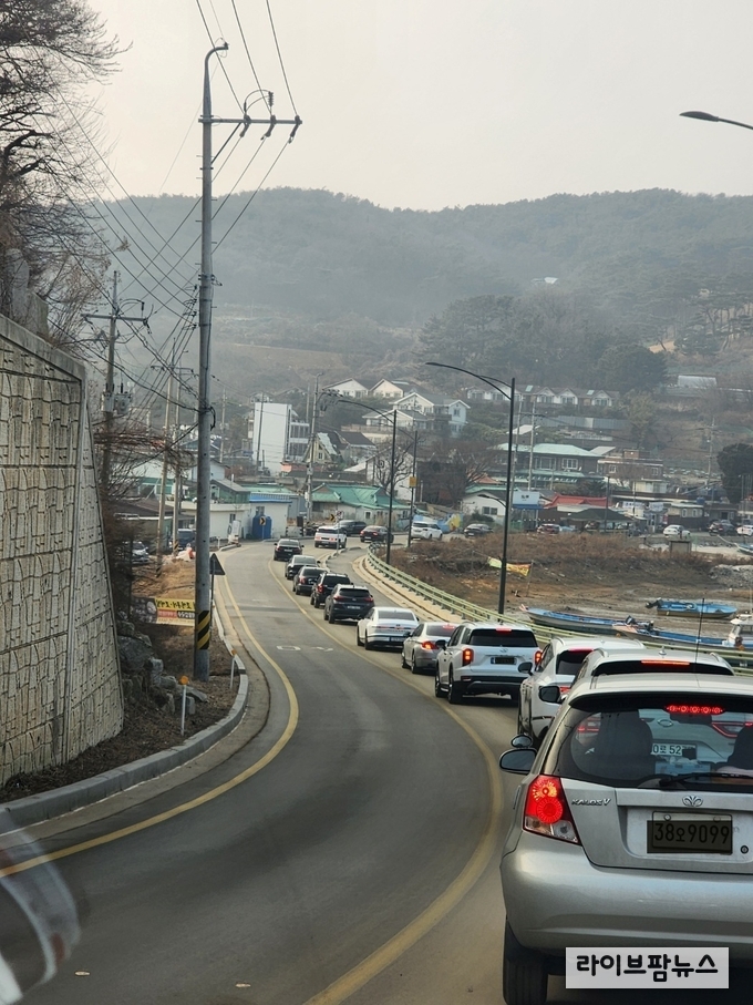 하나개해수욕장으로 가는 차량들의 모습. 