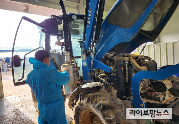 봄철 트랙터 수리 모습.