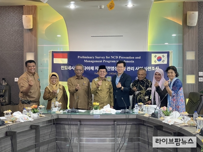 한국건강관리협회가 인도네시아 반다아체 시장(왼쪽에서 네번째)과 간담회를 진행하고 기념촬영을 하고있다.