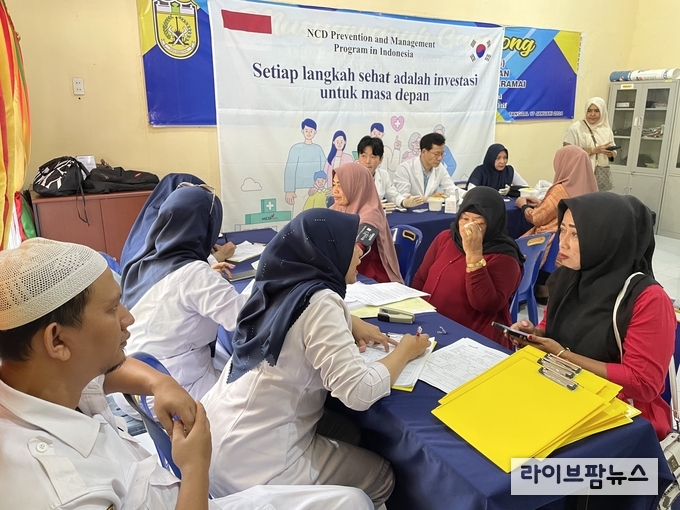 한국건강관리협회가 인도네시아 반다아체 지역주민 대상 비전염성질환 인식 수준 및 건강생활 실천 관련 설문조사를 진행하고 있다.
