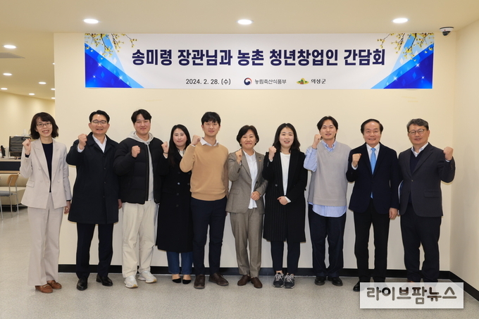 송미령 농림축산식품부 장관은 경상북도 의성군을 찾아 농산물 생산·판매, 지역 관광 및 문화 등 여러 분야에서 활동 중인 청년 창업인들과 농촌 소멸 문제를 논의하고, 의성군에서 마련한 청년복합주거공간인 ‘금수장’에서 워케이션 운영 상황 등을 둘러보았다.
