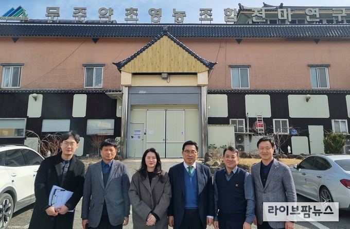 <strong>농업회사법인 ㈜포렘 방문 모습</strong><br>
한국농수산식품유통공사 김춘진 사장(좌측 4번째), ㈜포렘 박미란 대표(좌측 3번째)