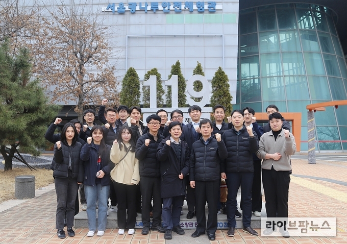 한전산업개발 본사 안전보건처 한상진 처장(앞줄 오른쪽에서 세 번째) 및 본사 직원들이 기념촬영을 하고 있다.