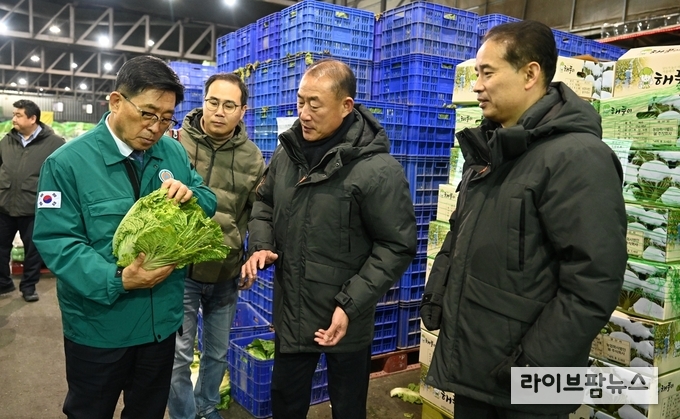 한국농수산식품유통공사 김춘진 사장은 7일 서울가락농수산물도매시장을 찾아 겨울무와 양파 경매 현장을 참관하고 채소류 시장동향 및 수급 상황을 점검했다. 한국농수산식품유통공사 김춘진 사장(좌측 1번째)